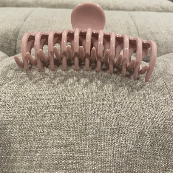 SOLD Baby Pink Barrel Claw Clip - Picture 4 of 5